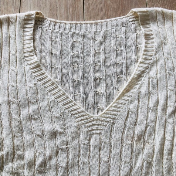 Sandra LF. Oliveira Classic Cable Knit V Neck Sweater in Off White Size M - Picture 4 of 9